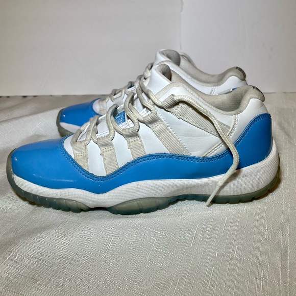 Jordan 11 low UNC! Grade school size 4Y. Really good shape! - Picture 1 of 9